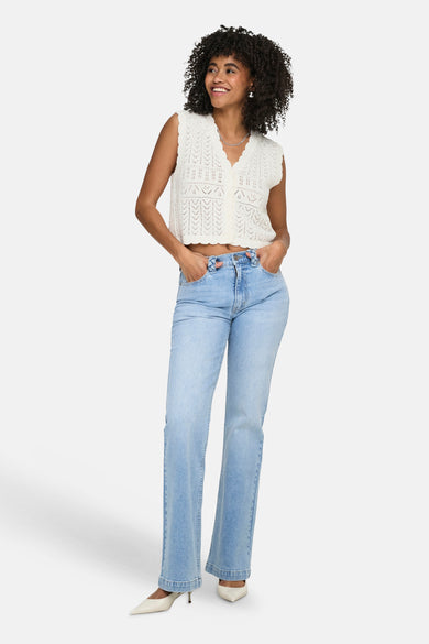 Wit opengewerkt gebreid gilet van ONLY® met V-hals en knoopsluiting, gedragen op jeans.