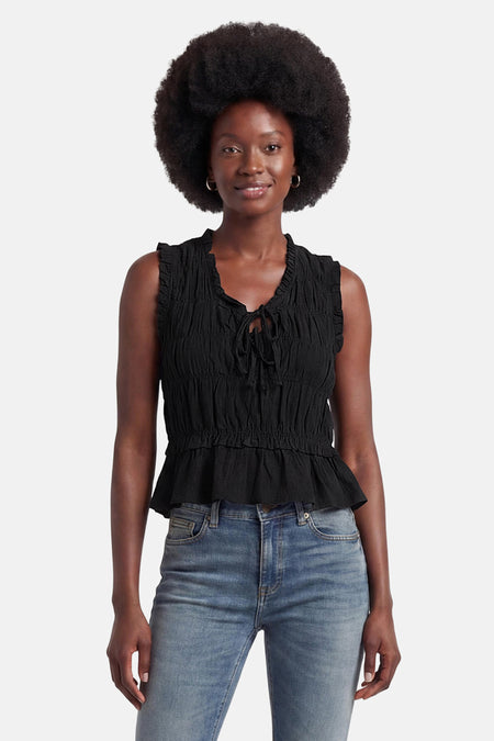 Zwarte mouwloze blouse van ONLY met ruches, gesmokte details, een striksluiting en peplum zoom.