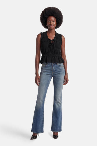 Zwarte mouwloze blouse van ONLY® met gerimpeld lijfje, strikdetail en peplum zoom, gedragen met jeans en hakken.