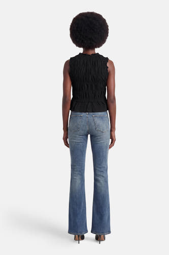 Een zwarte mouwloze blouse van ONLY® met gerimpelde kraag, gesmokt lijfje en peplum, van achteren gedragen door een model in blauwe jeans.