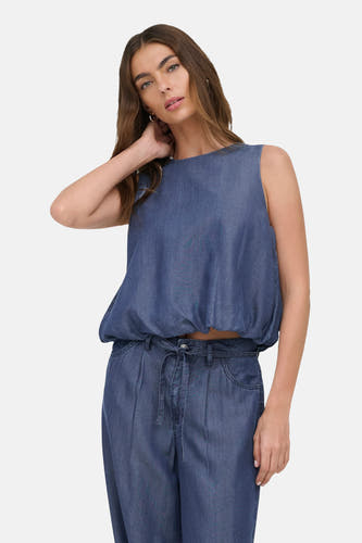 Chemisier en jean bleu foncé sans manches de ONLY®, associé à un pantalon large assorti, porté par un mannequin.