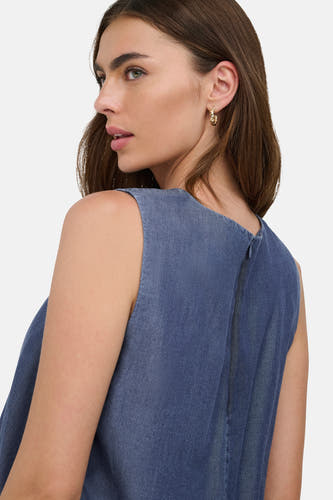 Chemisier en jean bleu foncé sans manches de ONLY, avec une fermeture éclair au dos, porté par un mannequin.