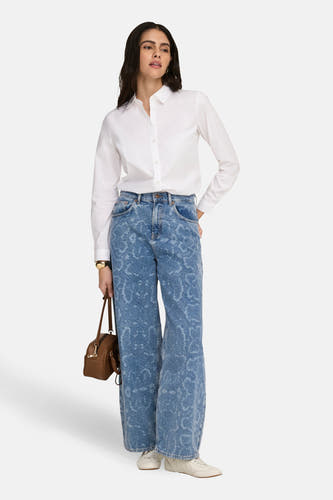 Mid blue denim jeans van ONLY, met een lichte print, gecombineerd met een witte blouse en bruine handtas.

