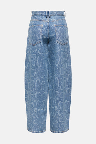 Blauwe jeans met slangenprint.