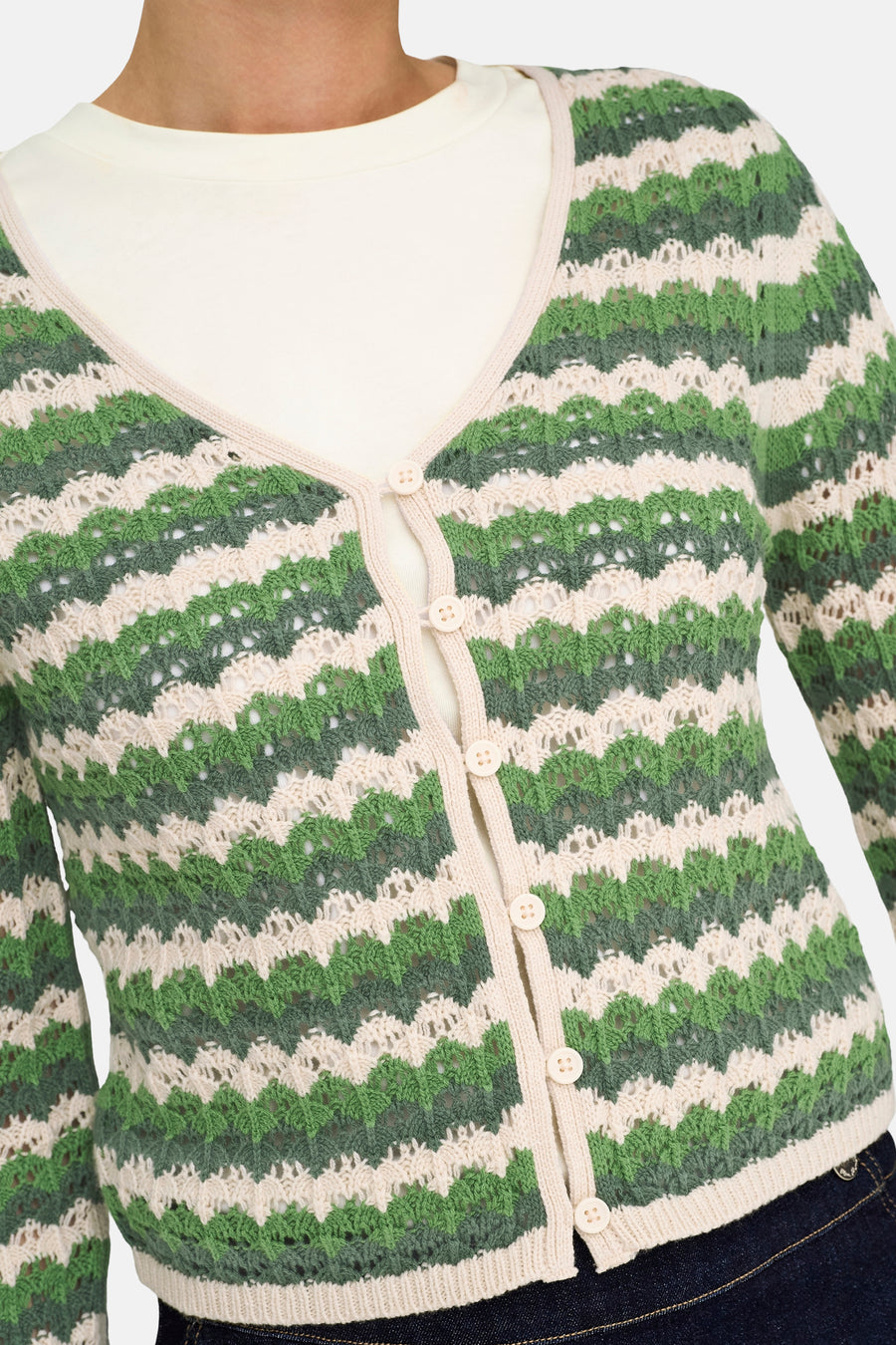 Gilet vert de ONLY®, avec un motif à rayures ajourées, une fermeture à boutons et des manches longues.