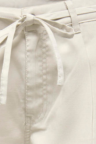 Jean de couleur écru d'ONLY, avec ceinture à nouer et poche italienne à l'avant.