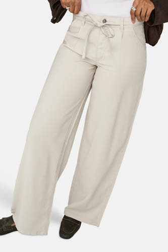 Jean de couleur écru d'ONLY, avec ceinture à nouer à la taille et jambes larges.