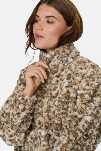 Manteau court beige ONLY avec une texture pelucheuse et fermeture éclair.