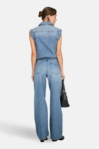Jean en denim bleu clair straight ONLY, avec jambes larges et poches arrière.