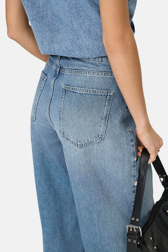 Jean droit bleu clair de ONLY®, avec poche arrière et pochette noire sur le côté.