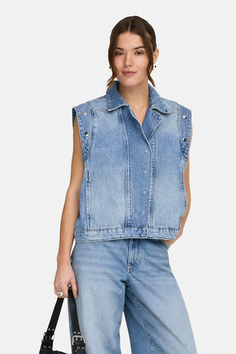 Veste en jean de couleur bleu moyen en denim de ONLY, avec boutons, portée avec un jean ample et un sac à main noir.