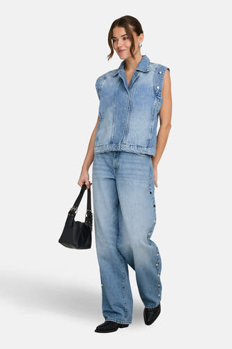 Jeansjas van mid blue denim van ONLY, met knopen, gedragen met wijde jeans en een zwarte handtas.