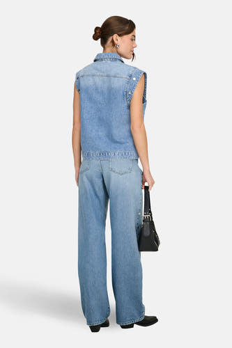 Veste en jean bleu moyen en denim de ONLY, vue de dos, avec jean assorti large et sac à main noir.