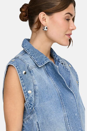 Veste en jean bleu moyen d'ONLY, avec boutons argentés sur les épaules et le col.