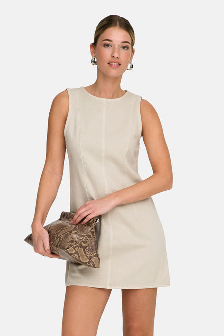 Robe écru sans manches de ONLY, avec coutures verticales et associée à des bottes marron et un sac en cuir de serpent.