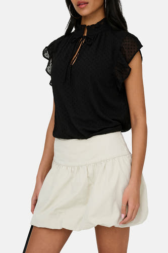 Jupe courte écru de ONLY, avec volants et une taille plissée.