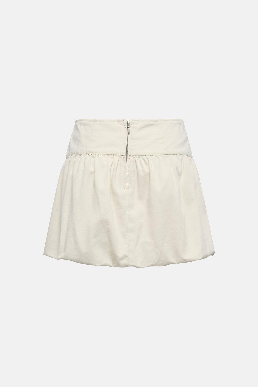 Jupe courte écru de ONLY®, avec une fermeture éclair invisible au dos et une taille froncée.
