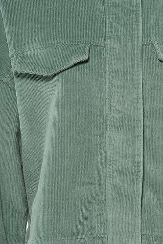 Veste courte verte de ONLY, en velours côtelé avec poches et fermeture à boutons.