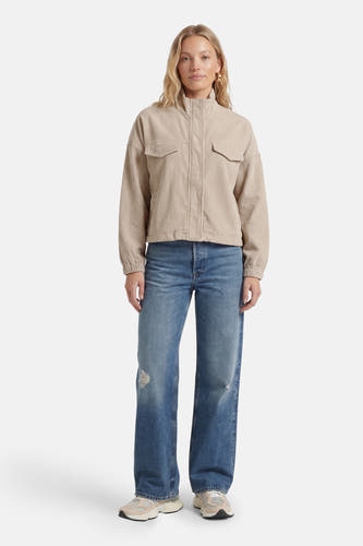 Veste courte écru d'ONLY, avec manches longues et poches poitrine, à combiner avec un jean et des baskets.