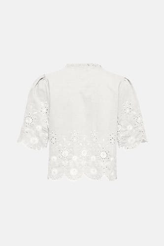 Witte blouse met korte mouwen van ONLY, afgewerkt met broderie details en een kanten zoom.

