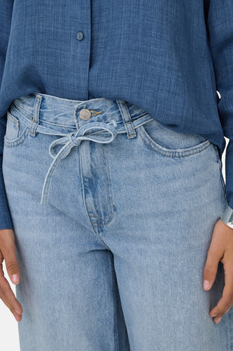 Jean bleu clair et large de ONLY, avec une ceinture élastique et des détails en denim brut.