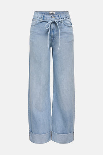 Jean wide bleu clair d'ONLY, avec ceinture élastique et jambes relevées.