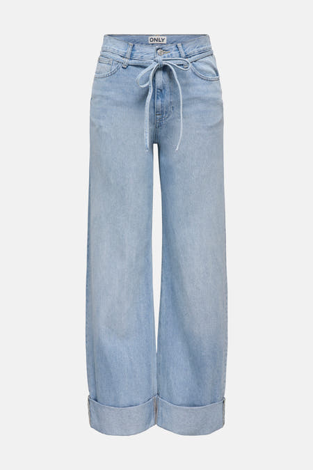 Jean wide bleu clair d'ONLY, avec ceinture élastique et jambes relevées.