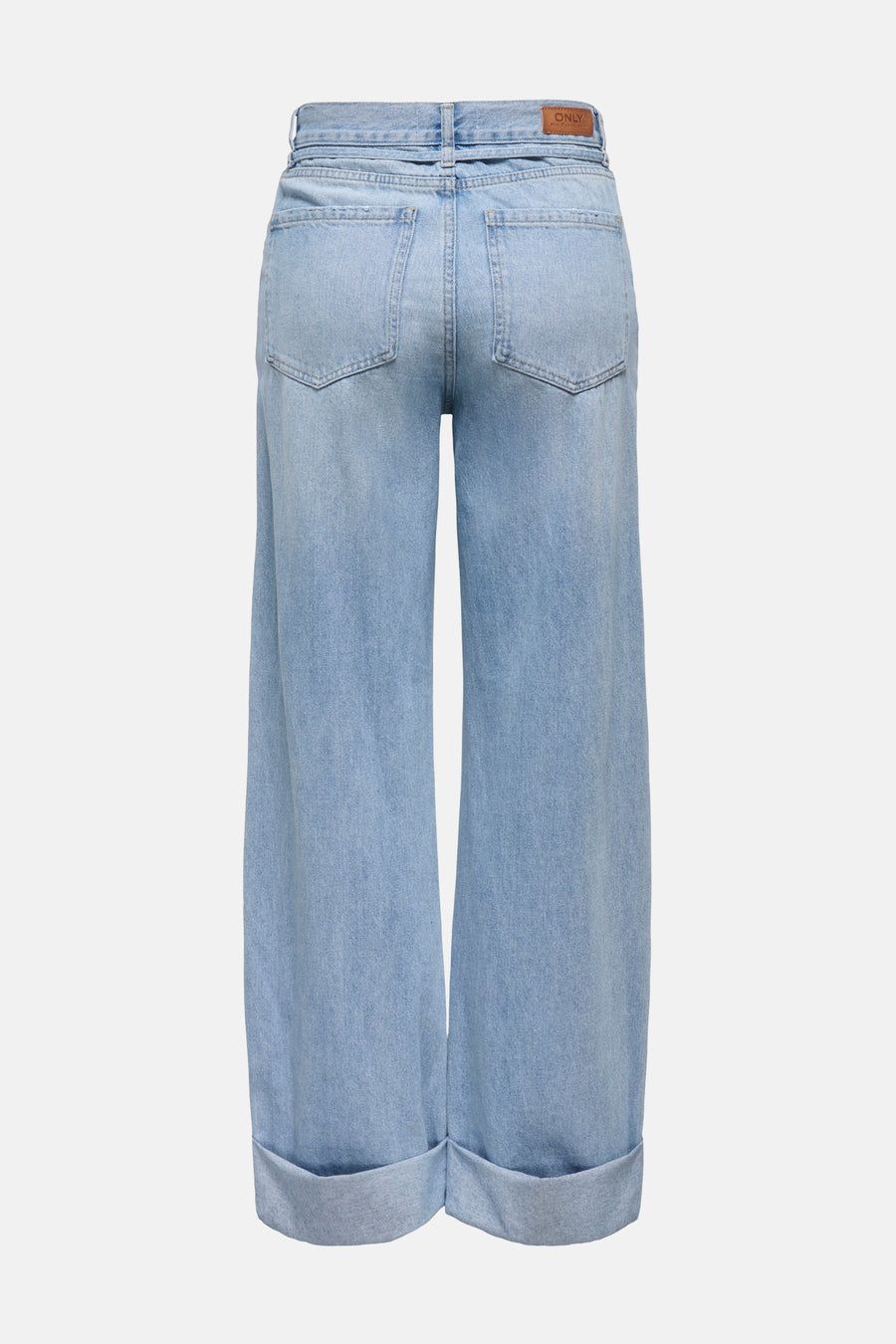 Jean bleu clair large d'ONLY avec des poches arrière et des pattes de pantalon relevées.