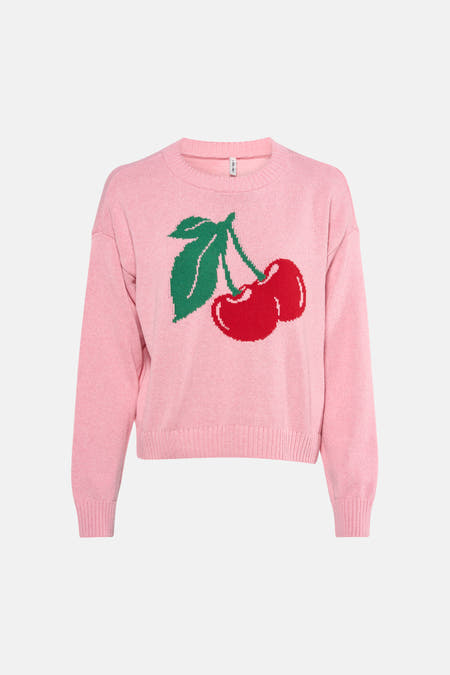 Pull rose à col rond de ONLY, avec imprimé cerises sur le devant, à combiner avec un jean et des escarpins.