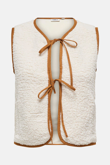 Manteau écru sans manches d'ONLY, avec une texture en fourrure de teddy et des bandes brunes.