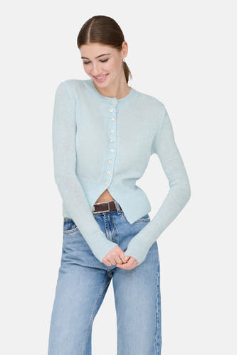 Veste bleue ONLY, portée avec une ceinture marron et des jeans.