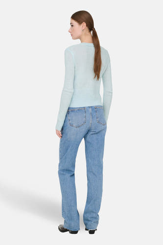 Veste bleue ONLY, portée avec un pantalon de cuir à jambes droites et des chaussures noires, vue de derrière.