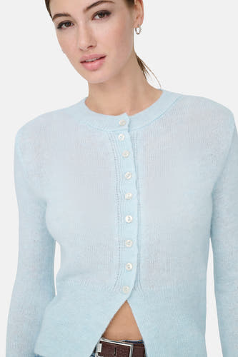 Veste bleue ONLY, à longues manches, avec fermeture à boutons et une texture finement tricotée.