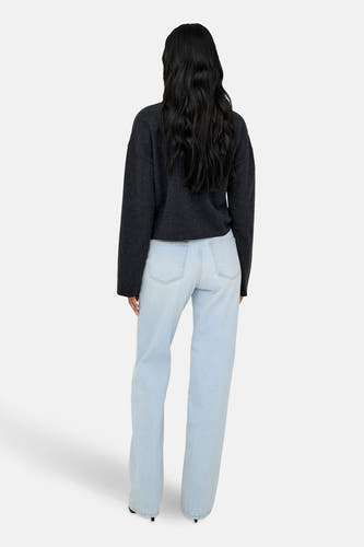 Cardigan gris d'ONLY®, vu de dos, avec des manches longues et une texture lisse.