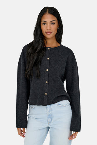 Veste grise d'ONLY, avec des manches longues et une fermeture à boutons, associée à des jeans bleu clair.