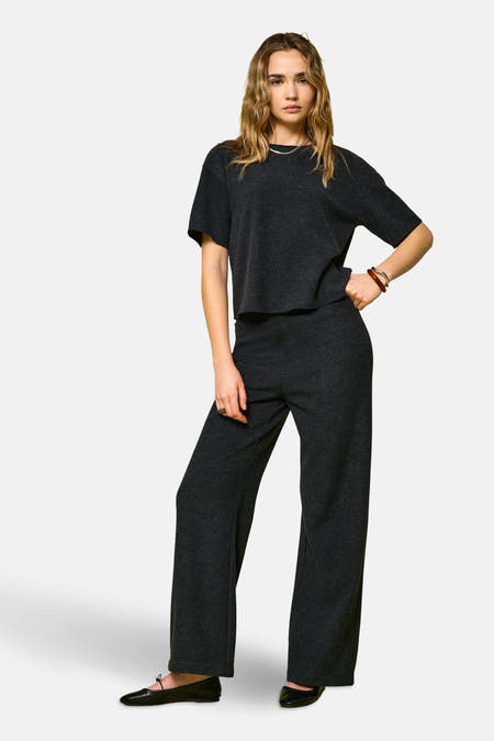 Pantalon gris de ONLY®, avec une large coupe et un design uni.