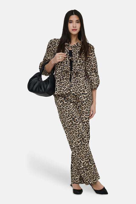 Multikleurige broek van ONLY, met een luipaardprint en uitlopende pijpen.