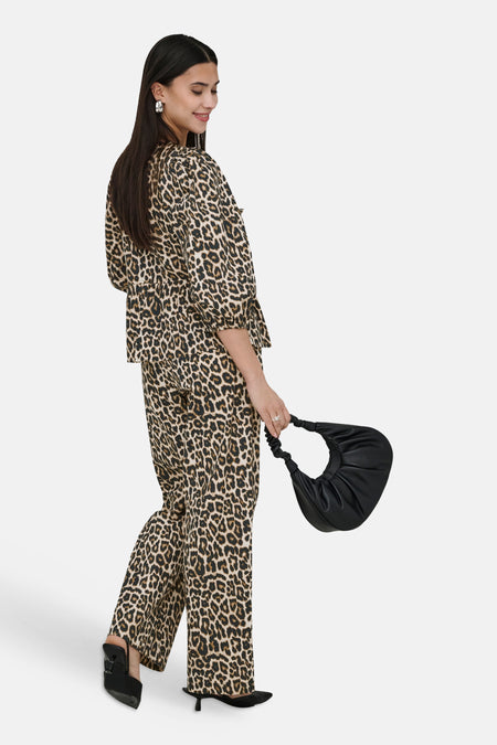 Pantalon multicolore ONLY, à imprimé léopard, associée à un chemisier assorti et des talons noirs.