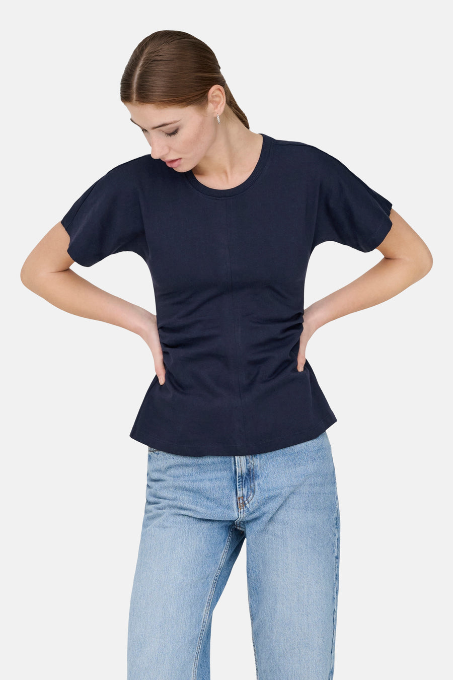 T-shirt bleu à manches courtes de ONLY, avec une couture verticale et porté avec des jeans bleus et des chaussures noires.