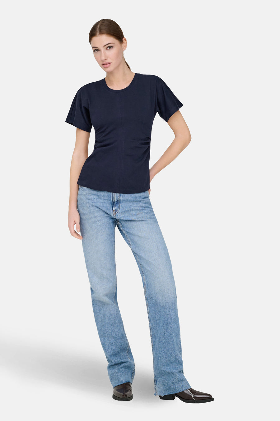 Blauw T-shirt met korte mouwen van ONLY, met een verticale naad en gedragen met blauwe jeans en zwarte schoenen.
