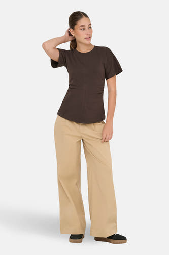 Bruin T-shirt met korte mouwen van ONLY®, met een aansluitende pasvorm en gecombineerd met een beige pantalon.