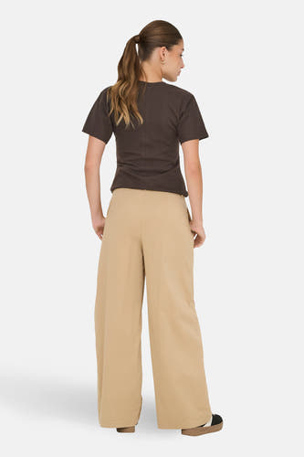 T-shirt marron à manches courtes ONLY®, vu de dos, avec un pantalon ample de couleur sable.