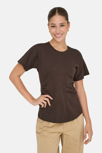 T-shirt marron à manches courtes de ONLY, avec couture décorative et détail plissé sur le côté, porté avec un pantalon beige.