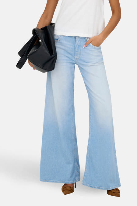 Jean évasé en denim bleu clair de ONLY, avec jambes larges et chaussures marron.