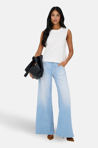 Lichtblauwe denim flared jeans van ONLY, met wijde pijpen en bruine schoenen.