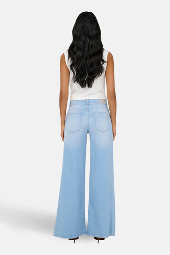 Jean évasé en denim bleu clair ONLY, avec dos et jambes évasées.