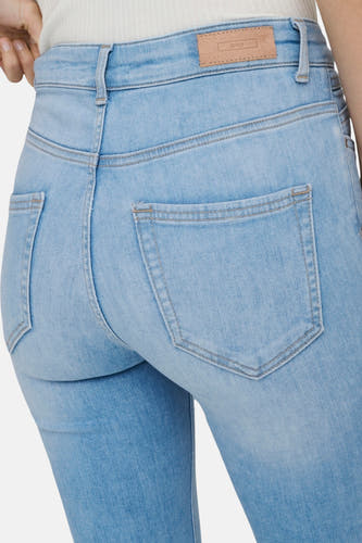 Jean skinny bleu clair d'ONLY, avec des poches arrière et une étiquette en cuir sur la ceinture.