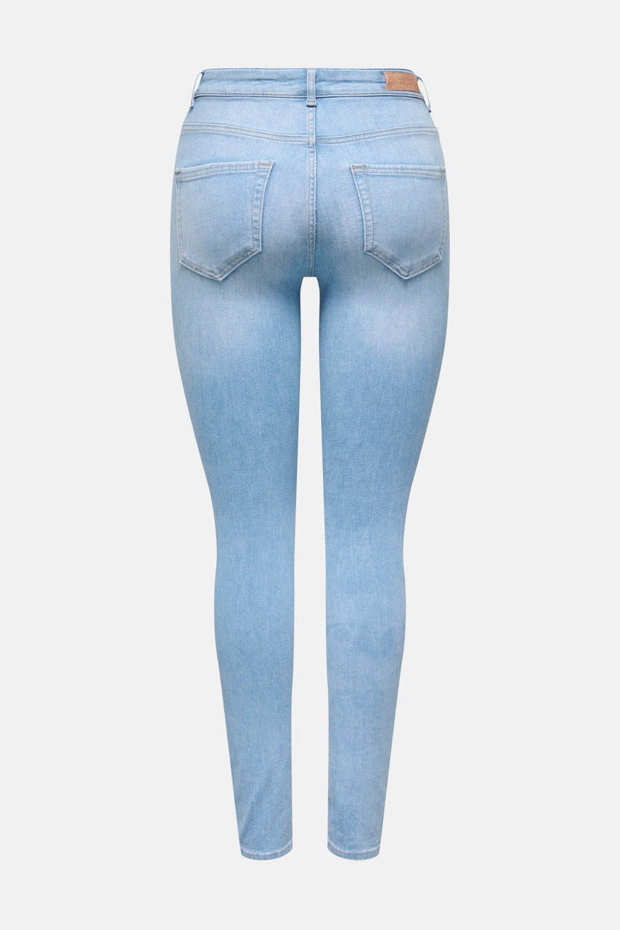 Jean skinny bleu clair de ONLY, avec poches arrière et une étiquette en cuir sur la ceinture.