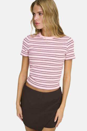 T-shirt rose à manches courtes ONLY®, rayé avec une jupe marron.