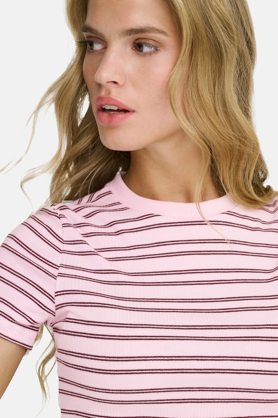 T-shirt rose à manches courtes de ONLY, avec tissu côtelé rayé et col rond.